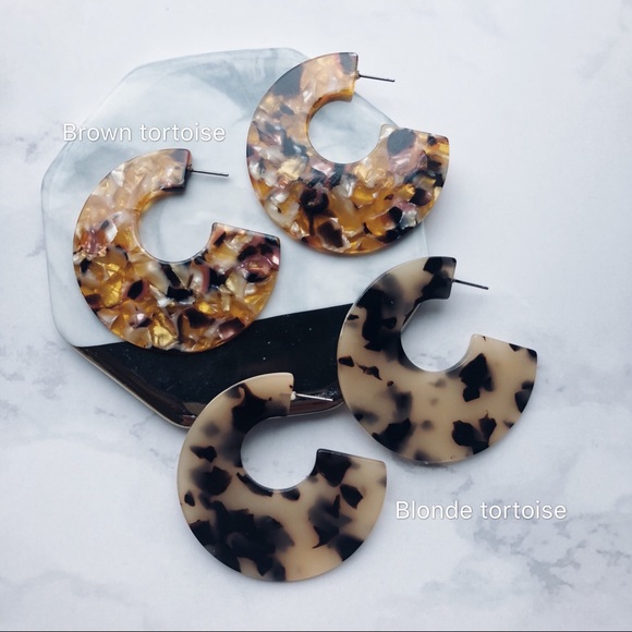 UO Style Blonde Tortoise Statement Earrings - Picture 5 of 8